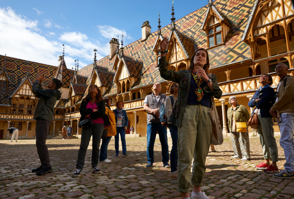 h-tel-dieu-des-hospices-civils-de-beaune-cour-d-honneur-mouvements-2026-julien-piffaut-435 h-tel-dieu-des-hospices-civils-de-beaune-cour-d-honneur-mouvements-2026-julien-piffaut-435