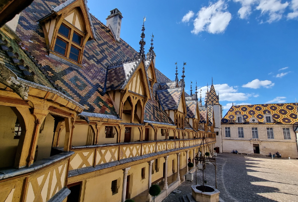 hospices-civils-de-beaune-hotel-dieu-cour-honneur-et-toits-hotel-dieu-hospices-civils-de-beaune-photo-droits-reserves-126