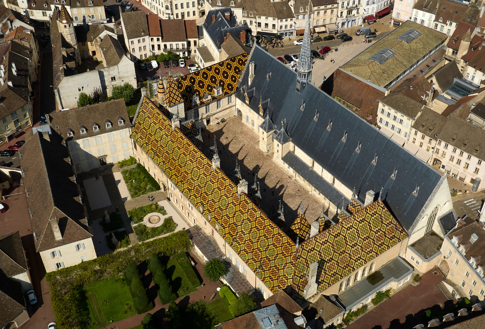 hotel-dieu-hospices-civils-de-beaune-hotel-dieu-vue-drone-78-julien-piffaut-251