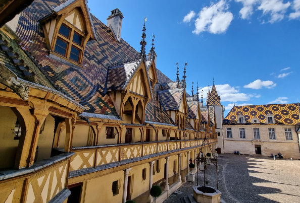 hospices-civils-de-beaune-hotel-dieu-cour-honneur-et-toits-hotel-dieu-hospices-civils-de-beaune-photo-droits-reserves-129